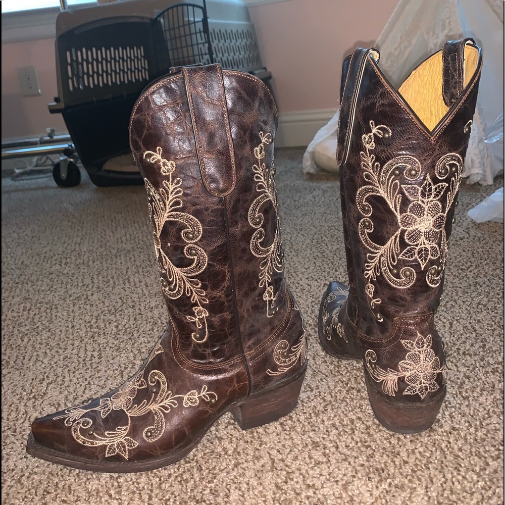 Like new embroidered and studded Western boots by Caveders Sz 6 1/2B